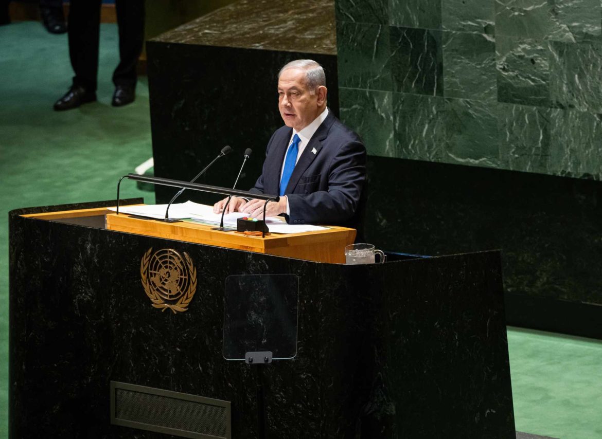 המטרה הרשמית של ביקור נתניהו ב ארצות הברית היא הנאום בקונגרס. ברובד הפורמאלי זהו היעד העיקרי של מסע ראש הממשלה ב ארצות הברית. ואכן להופעתו של ראש הממשלה  בפני הקונגרס יש בימים אלה משמעות מדינית מן המעלה הראשונה. היא מפגינה בעליל את ההכרה של המעצמה הגדולה בתבל בחשיבותה של מדינת ישראל כ"נכס אסטרטגי" מן המעלה הראשונה עבור מדינות המערב בכלל, ו ארצות הברית בפרט.  כל זאת, למרות המכה הקשה שהיא קיבלה בעקבות מתקפת החמאס עליה ב-7 באוקטובר 2023, פינוי עשרות אלפי ישראלים ויצירת איזור חייץ בתוך שטח ישראל, והירתעות מופגנת מעימות עם חיזבאללה.  בהיבט פוליטי פנימי נאום נתניהו בקונגרס מבטא גם הבעת הוקרה והערכה לראש הממשלה (זו הפעם הרביעית) נתניהו, שהוביל את המערכה הן בדרום מול החמאס, הן בצפון, מול חיזבאללה, והן מול איראן. כל זאת, תחת לחצים כבדים – פנימיים וחיצוניים חסרי תקדים.  ואולם, במישור המעשי, חשיבותו העיקרית של הביקור היא בשני המפגשים שייערכו בוושינגטון: האחד עם הנשיא המכהן, ג'ו ביידן, והשני – עם סגנית הנשיא ומועמדת המפלגה הדמוקרטית בבחירות לנשיאות, קמילה האריס. אין ספק שבמפגשים אלה ייעשה מאמץ עילאי מצד ראש הממשלה והצוות שנלווה אליו להגיע עם הממשל להבנות אסטרטגיות הן באשר לעסקה מול החמאס, שתכלול החזרת שבויים ותצמצם את הלחץ הפוליטי עליו מבית, הן בסוגיית לבנון והחיזבאללה.  אבל בעיקר, בעיקר, המאמץ של ראש הממשלה יוקדש, להערכתנו, להשגת הבנות מרחיקות לכת בסוגיית איראן והיכולת לנטרל את מעמדה כמנהיגה של "ציר הרשע" במזרח התיכון.  זוהי שעת רצון להכרעה אסטרטגית בסוגיה זו הנחשבת, ובצדק, כחיונית לעצם קיומה של מדינת ישראל. מעולם, כך נראה, לא היה לישראל "חלון הזדמנויות" כל כך "מפתה" כמו שיש לה עכשיו: הנשיא ביידן נמצא ב"שעות דמדומים", ונוטה, קרוב לוודאי, כמו מנהיגים רבים אחרים, להעניק משקל רב לשאלה: כיצד הוא ייזכר בהיסטוריה.  אהדתו הרבה לישראל ותמיכתו בה לאורך שנים ארוכות נפגמה במידה מסויימת  בשנה האחרונה על רקע המחלוקות סביב המלחמה ברצועה. קיימת אפשרות סבירה שבשלהי ימיו ירצה הנשיא ביידן להיזכר כנשיא שסייע לישראל להסיר מעליה איום של השמדה. לנגד עיניו תעמוד, קרוב לוודאי, דמותו של הנשיא טרומן, אף הוא איש המפלגה הדמוקרטית, שפגע לא מעט במדינת ישראל במהלך כהונתו. אך שמו בעיני העם היהודי ייזכר לדורות כמי שהכיר במדינת ישראל בשעתה הקשה והגורלית. מעבר לכך, זוהי שעת רצון גם מכיוון שהאיום האיראני שהיה עמום למדי עד כה נראה עתה הרבה יותר מוחשי בעיני המערב. זאת, בין השאר על רקע: הירי המאסיבי וחסר התקדים של מאות טילים באליסטיים לעבר ישראל; הפעילות של החות'ים בתימן, בני בריתם של האיראנים, לפגיעה בתעבורה הימית של המערב; האיום של נאסרללה לפגוע בקפריסין; הפגיעה של גורמים תומכי איראן ביעדים אמריקנים, בעיקר צבאיים, בעיראק. כל זאת על רקע הברית ההולכת ומתרקמת בין סין, רוסיה, איראן וצפון קוריאה המציבה איום כבד על המערב כולו. נקווה כולנו שהזדמנות היסטורית זו לא תוחמץ. המטרה הרשמית של ביקור נתניהו ב ארצות הברית היא הנאום בקונגרס. ברובד הפורמאלי זהו היעד העיקרי של מסע ראש הממשלה ב ארצות הברית. ואכן להופעתו של ראש הממשלה בפני הקונגרס יש בימים אלה משמעות מדינית מן המעלה הראשונה. היא מפגינה בעליל את ההכרה של המעצמה הגדולה בתבל בחשיבותה של מדינת ישראל כ"נכס אסטרטגי" מן המעלה הראשונה עבור מדינות המערב בכלל, ו ארצות הברית בפרט. כל זאת, למרות המכה הקשה שהיא קיבלה בעקבות מתקפת החמאס עליה ב-7 באוקטובר 2023, פינוי עשרות אלפי ישראלים ויצירת איזור חייץ בתוך שטח ישראל, והירתעות מופגנת מעימות עם חיזבאללה. בהיבט פוליטי פנימי נאום נתניהו בקונגרס מבטא גם הבעת הוקרה והערכה לראש הממשלה (זו הפעם הרביעית) נתניהו, שהוביל את המערכה הן בדרום מול החמאס, הן בצפון, מול חיזבאללה, והן מול איראן. כל זאת, תחת לחצים כבדים – פנימיים וחיצוניים חסרי תקדים. ואולם, במישור המעשי, חשיבותו העיקרית של הביקור היא בשני המפגשים שייערכו בוושינגטון: האחד עם הנשיא המכהן, ג'ו ביידן, והשני – עם סגנית הנשיא ומועמדת המפלגה הדמוקרטית בבחירות לנשיאות, קמילה האריס. אין ספק שבמפגשים אלה ייעשה מאמץ עילאי מצד ראש הממשלה והצוות שנלווה אליו להגיע עם הממשל להבנות אסטרטגיות הן באשר לעסקה מול החמאס, שתכלול החזרת שבויים ותצמצם את הלחץ הפוליטי עליו מבית, הן בסוגיית לבנון והחיזבאללה. אבל בעיקר, בעיקר, המאמץ של ראש הממשלה יוקדש, להערכתנו, להשגת הבנות מרחיקות לכת בסוגיית איראן והיכולת לנטרל את מעמדה כמנהיגה של "ציר הרשע" במזרח התיכון. זוהי שעת רצון להכרעה אסטרטגית בסוגיה זו הנחשבת, ובצדק, כחיונית לעצם קיומה של מדינת ישראל. מעולם, כך נראה, לא היה לישראל "חלון הזדמנויות" כל כך "מפתה" כמו שיש לה עכשיו: הנשיא ביידן נמצא ב"שעות דמדומים", ונוטה, קרוב לוודאי, כמו מנהיגים רבים אחרים, להעניק משקל רב לשאלה: כיצד הוא ייזכר בהיסטוריה. אהדתו הרבה לישראל ותמיכתו בה לאורך שנים ארוכות נפגמה במידה מסויימת בשנה האחרונה על רקע המחלוקות סביב המלחמה ברצועה. קיימת אפשרות סבירה שבשלהי ימיו ירצה הנשיא ביידן להיזכר כנשיא שסייע לישראל להסיר מעליה איום של השמדה. לנגד עיניו תעמוד, קרוב לוודאי, דמותו של הנשיא טרומן, אף הוא איש המפלגה הדמוקרטית, שפגע לא מעט במדינת ישראל במהלך כהונתו. אך שמו בעיני העם היהודי ייזכר לדורות כמי שהכיר במדינת ישראל בשעתה הקשה והגורלית. מעבר לכך, זוהי שעת רצון גם מכיוון שהאיום האיראני שהיה עמום למדי עד כה נראה עתה הרבה יותר מוחשי בעיני המערב. זאת, בין השאר על רקע: הירי המאסיבי וחסר התקדים של מאות טילים באליסטיים לעבר ישראל; הפעילות של החות'ים בתימן, בני בריתם של האיראנים, לפגיעה בתעבורה הימית של המערב; האיום של נאסרללה לפגוע בקפריסין; הפגיעה של גורמים תומכי איראן ביעדים אמריקנים, בעיקר צבאיים, בעיראק. כל זאת על רקע הברית ההולכת ומתרקמת בין סין, רוסיה, איראן וצפון קוריאה המציבה איום כבד על המערב כולו. נקווה כולנו שהזדמנות היסטורית זו לא תוחמץ.