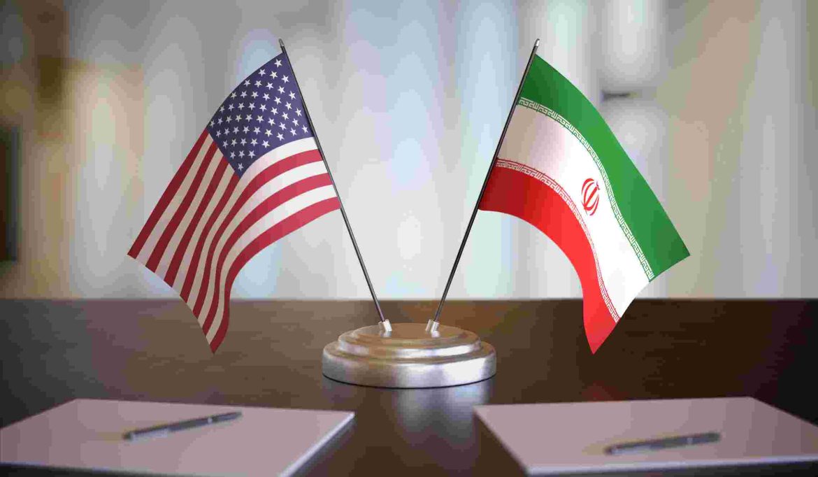 Usa,And,Iran,Flags,On,Table.,Negotiation,Between,Iran,And הצלחת השיחות בין ארה"ב לאיראן תלויה ביכולת לסגור פערים בלתי אפשריים