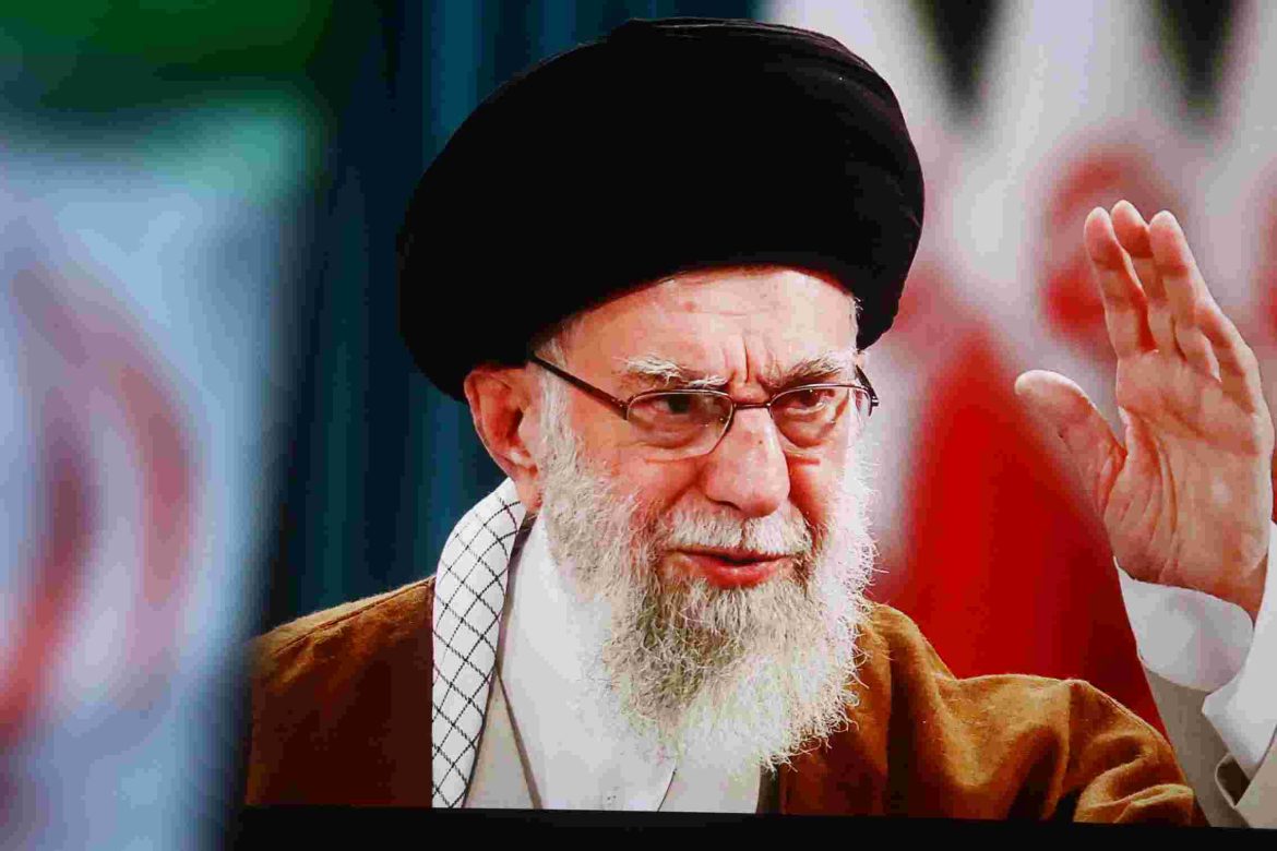 הדילמה של ח'מינאי: להסלים את המצב או לבלוע את הכבוד בשביל ההישרדות?