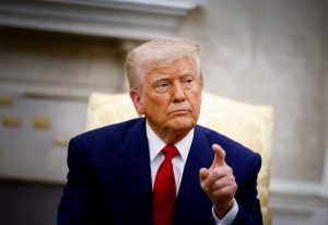 טראמפ חונק את הגחלים הלוחשות כדי להספיק ולקדם את חזונו shutterstock - Brian Jason