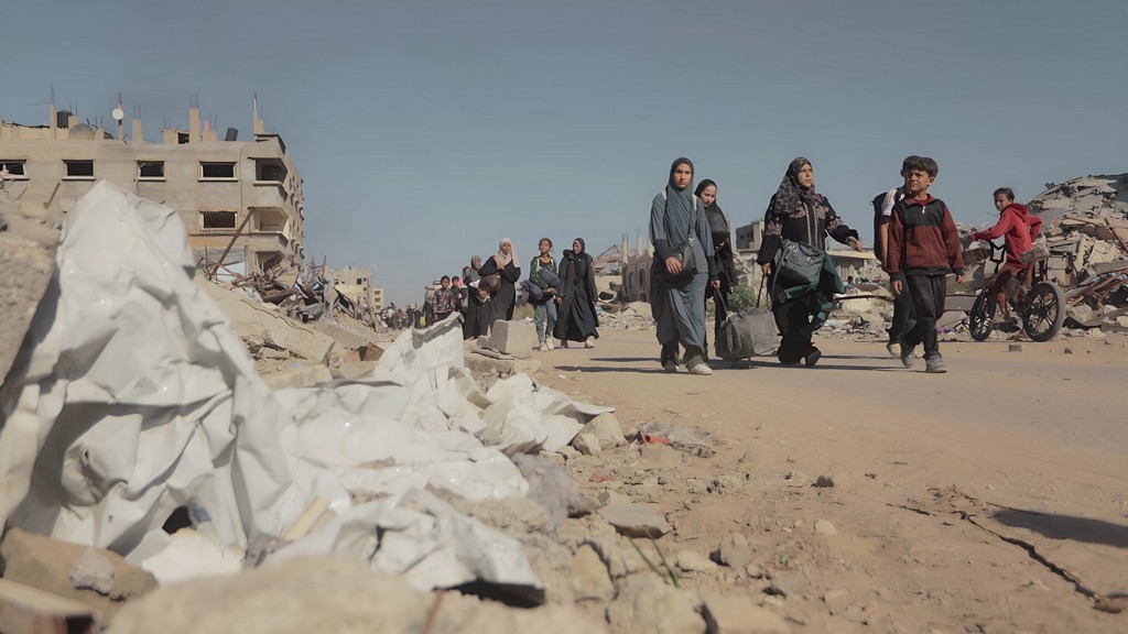 "מי שהצית את האש אינו יכול להציג את עצמו ככבאי" shutterstock - Gaza - Survival Journey