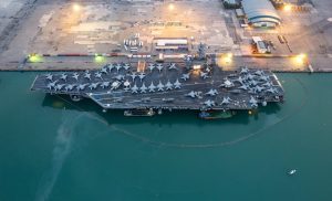 החלופות של טראמפ: הפלת המשטר או דחיקתו להסכם לאחר פגיעה ביכולותיו האסטרטגיות shutterstock - Boy_Folio