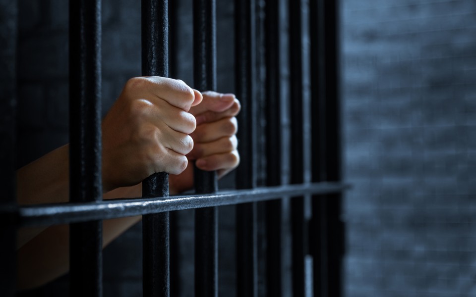 בזמן שנלחמנו בחוץ – הם התחזקו בפנים: מה באמת קרה בתוך בתי הכלא הביטחוניים? hxdbzxy - shutterstock