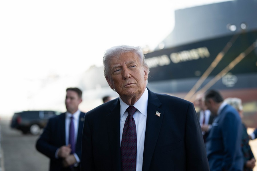Trump’s Iran Endgame: Deal, Delay, or a Different Phase of War? shutterstock - Rawpixel.com